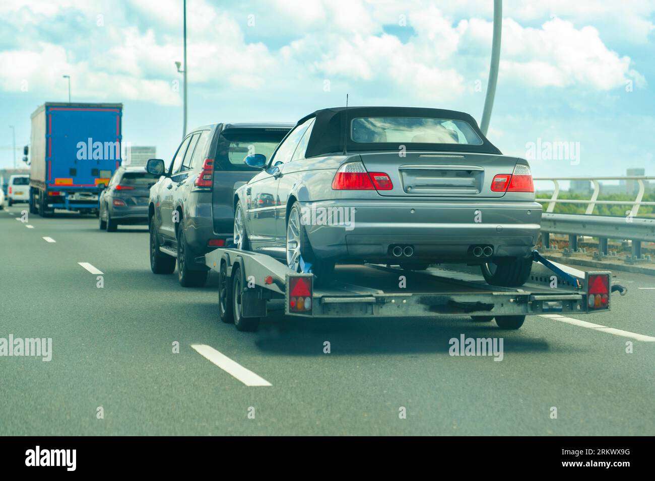 Defektes Fahrzeug auf einen Abschleppwagen laden. Fahrzeug nach einem Unfall auf der Autobahn beschädigen. Stockfoto