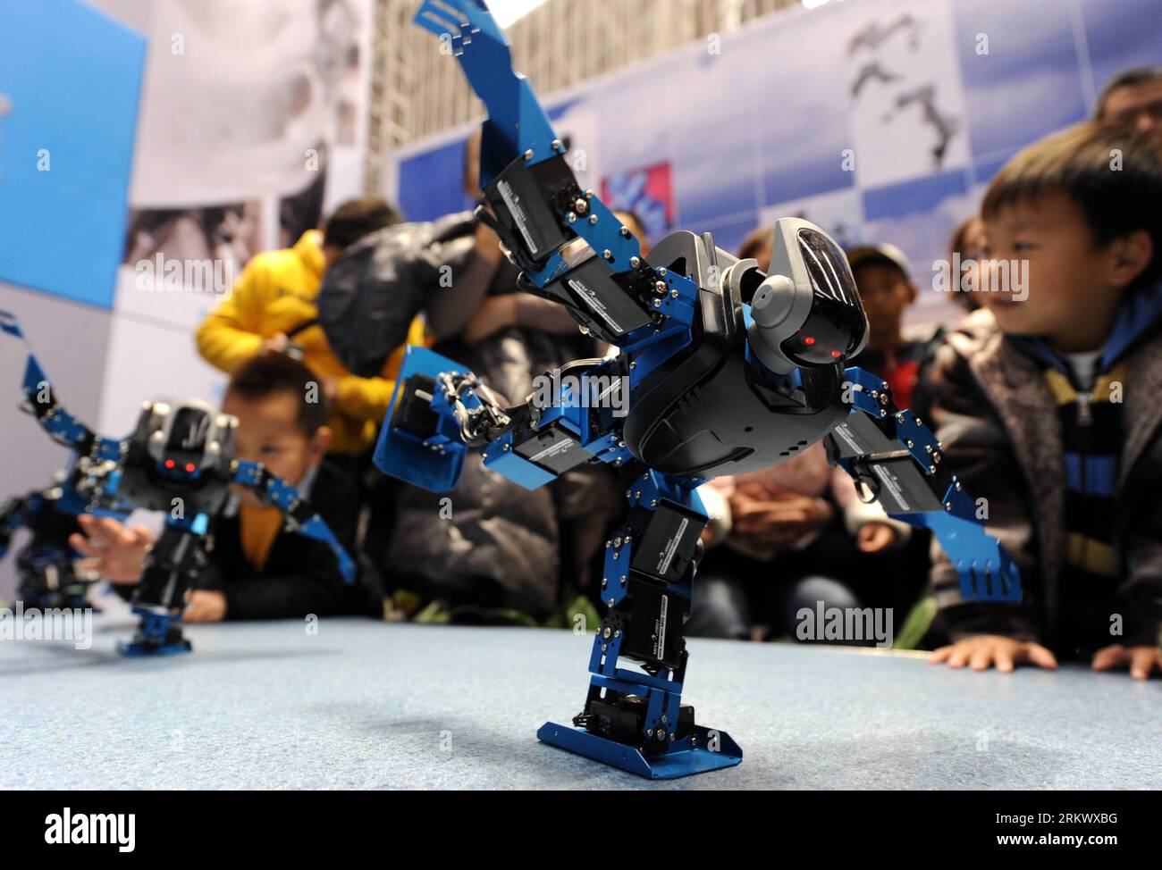 Bildnummer: 58783924 Datum: 25.11.2012 Copyright: imago/Xinhua (121125) -- QINGDAO, 25. November 2012 (Xinhua) -- Besucher sehen Roboter, die in einer Robotershow tanzen, die in der Qingdao Universität, Qingdao, Ostchinesische Provinz Shandong, 25. November 2012 stattfindet. Die Robotershow, die erste Art dieser Ausstellung in Shandong, präsentierte die neuesten Erfolge roboterbezogener Technologie mit über 100 Exponaten aus dem in- und Ausland. (Xinhua/Li Ziheng) (hdt) CHINA-QINGDAO-ROBOT SHOW (CN) PUBLICATIONxNOTxINxCHN Wirtschaft Technik Roboter Robotik Messe Technikmesse Robotermesse Premiere x0x xmb 2012 quer 5878392 Stockfoto