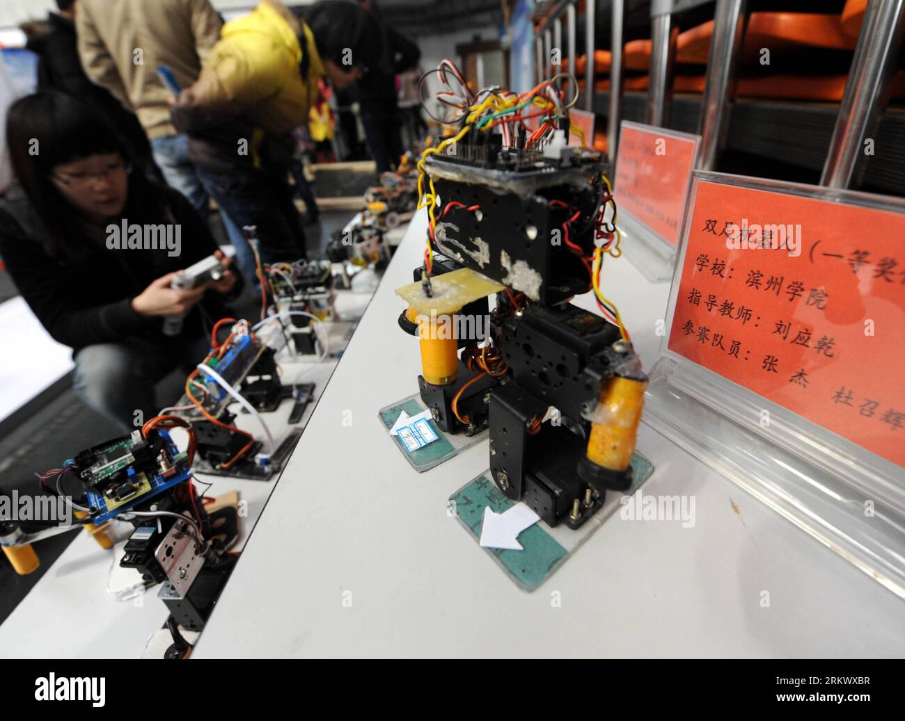 Bildnummer: 58783927 Datum: 25.11.2012 Copyright: imago/Xinhua (121125) -- QINGDAO, 25. November 2012 (Xinhua) --Roboter, die in einem Designwettbewerb ausgezeichnet wurden, werden auf einer Roboterausstellung in der Qingdao Universität, Qingdao, Ostchinesische Provinz Shandong, am 25. November 2012 ausgestellt. Die Robotershow, die erste Art dieser Ausstellung in Shandong, präsentierte die neuesten Erfolge roboterbezogener Technologie mit über 100 Exponaten aus dem in- und Ausland. (Xinhua/Li Ziheng) (hdt) CHINA-QINGDAO-ROBOT SHOW (CN) PUBLICATIONxNOTxINxCHN Wirtschaft Technik Roboter Robotik Messe Technikmesse Robotermesse Premiere x0x xmb Stockfoto