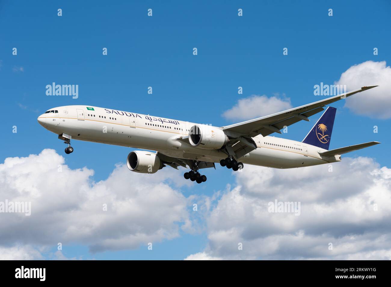 Saudia, Saudi Arabian Airlines, Boeing 777-300/er Jet Airliner HZ-AK41 im Finale landen am London Heathrow Airport, UK. Saudi Langstreckenflug Stockfoto