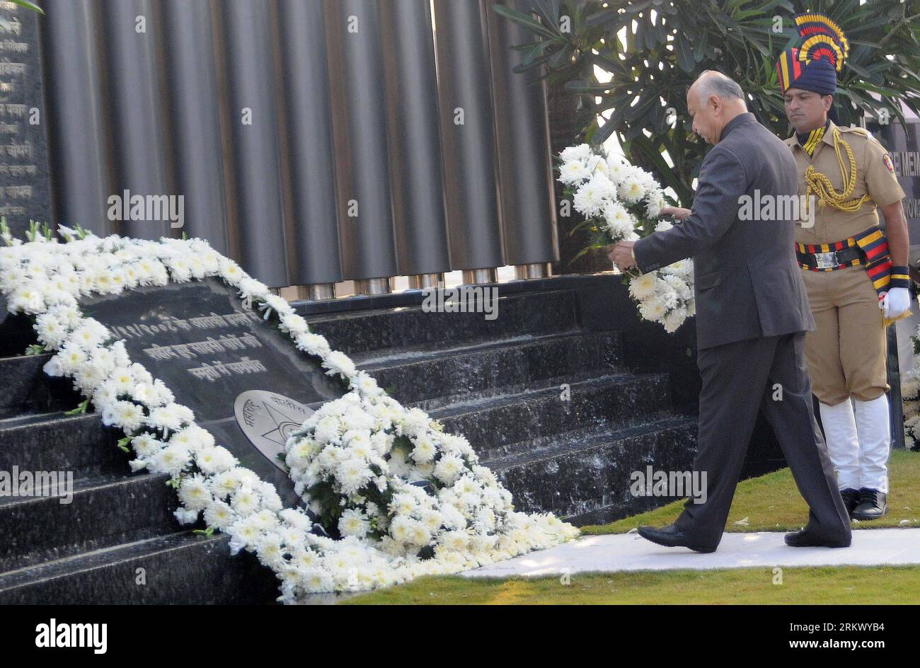 Bildnummer: 58804287  Datum: 26.11.2012  Copyright: imago/Xinhua (121126) -- MUMBAI, Nov. 26, 2012 (Xinhua) -- Indian Home Minister Sushil Kumar Shinde offers a floral wreath during the fourth anniversary of Mumbai terror attacks in Mumbai, India, Nov. 26, 2012. India marked the fourth anniversary of the 2008 terrorist attacks in Mumbai on Monday. (Xinhua/Stringer) INDIA-MUMBAI-ATTACK-ANNIVERSARY PUBLICATIONxNOTxINxCHN Politik people xas x0x 2012 quer premiumd      58804287 Date 26 11 2012 Copyright Imago XINHUA  Mumbai Nov 26 2012 XINHUA Indian Home Ministers Sushil Kumar  OFFERS a floral  du Stockfoto