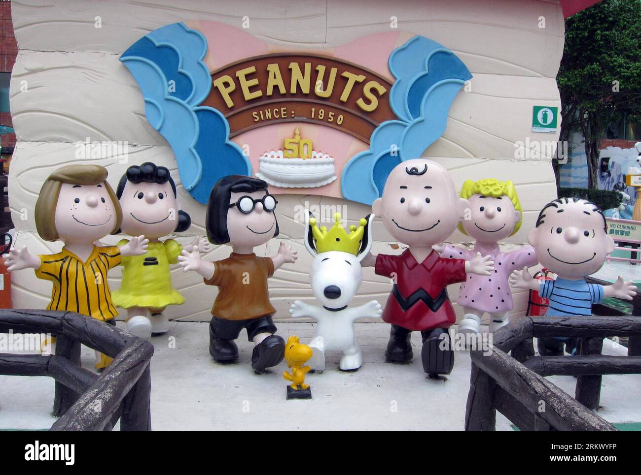 121127 -- HONG KONG, Nov. 26, 2012 Xinhua -- Photo taken on Nov. 26, 2012 shows the Snoopy s World in Hong Kong, south China. This is the first Snoopy theme park in Asia. Xinhua/Zhao Yusi ry CHINA-HONG KONG-SNOOPY S WORLD CN PUBLICATIONxNOTxINxCHN Stockfoto