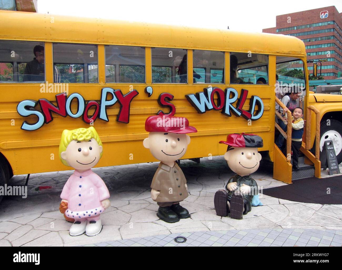 Bildnummer: 58810882  Datum: 26.11.2012  Copyright: imago/Xinhua (121127) -- HONG KONG, Nov. 26, 2012 (Xinhua) -- visit the Snoopy s World in Hong Kong, south China, Nov. 26, 2012. This is the first Snoopy theme park in Asia. (Xinhua/Zhao Yusi) (ry) CHINA-HONG KONG-SNOOPY S WORLD (CN) PUBLICATIONxNOTxINxCHN Gesellschaft Freizeit Freizeitpark Snoopys Peanuts xjh x2x premiumd 2012 quer o0 Charlie Brown, Linus, Sally     58810882 Date 26 11 2012 Copyright Imago XINHUA  Hong Kong Nov 26 2012 XINHUA Visit The Snoopy S World in Hong Kong South China Nov 26 2012 This IS The First Snoopy Theme Park in Stockfoto