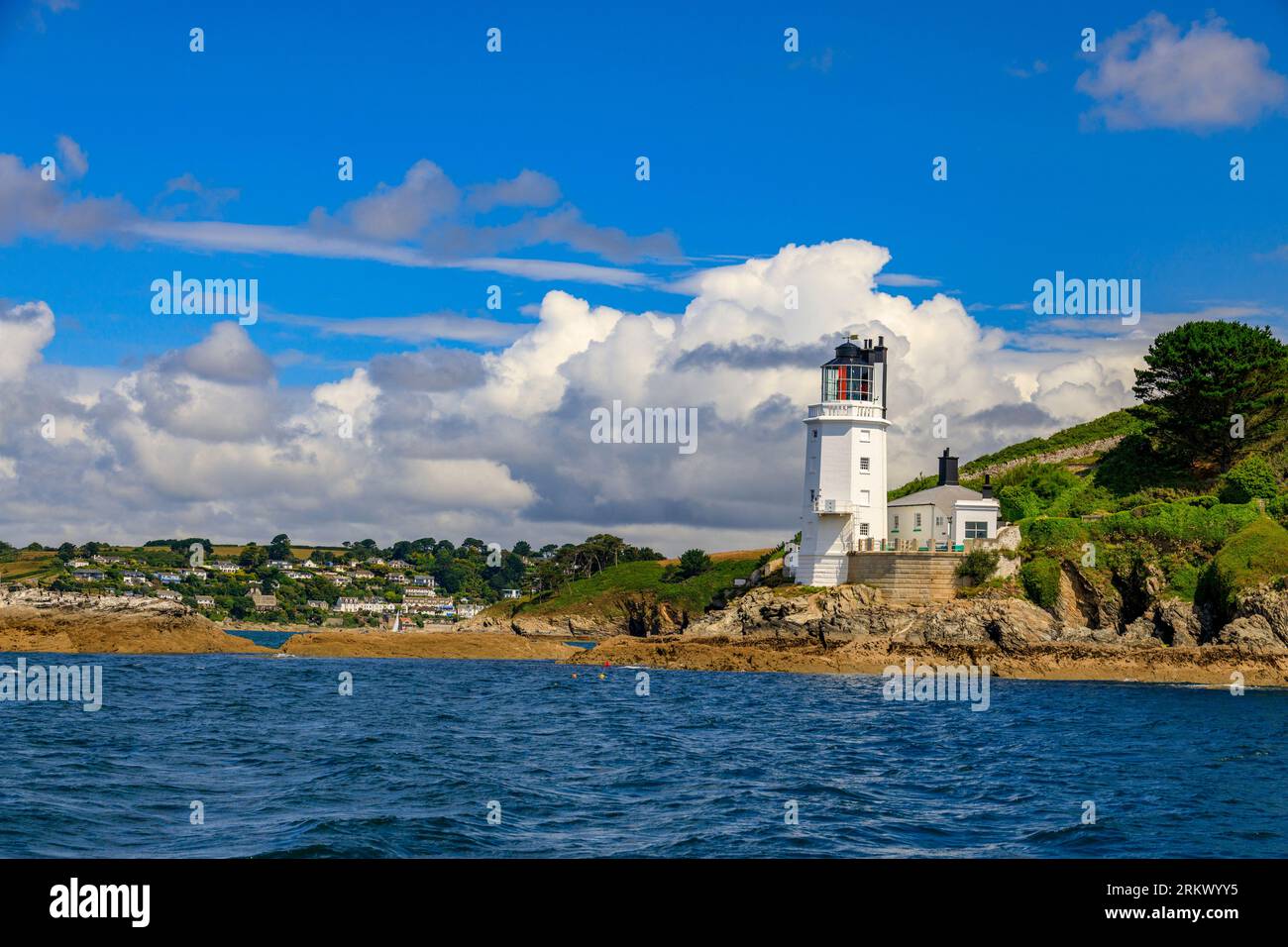 Der Leuchtturm von St. Anthony führt Schiffe von der Südspitze der Roseland-Halbinsel in Cornwall, England, in den Hafen von Falmouth Stockfoto