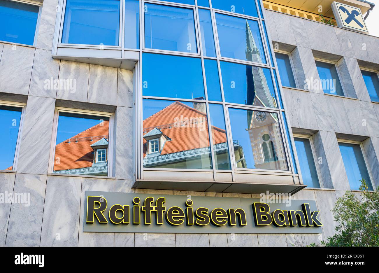 Villach, Österreich – 12. Juli 2023 die Raiffeisenbank bezieht sich auf Genossenschaftsbanken in Europa, die in den frühen Kreditgenossenschaften von Friedrich Wilhelm Ra verwurzelt sind Stockfoto