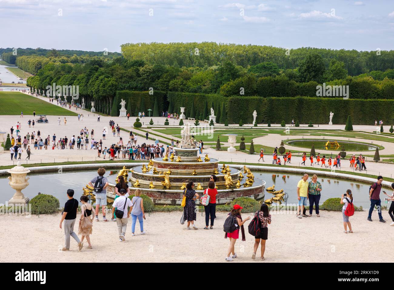 Ein Wahrzeichen der Wasserfontäne Teil eines riesigen Gartens im berühmten Schloss Versailles mit vielen Menschen Stockfoto