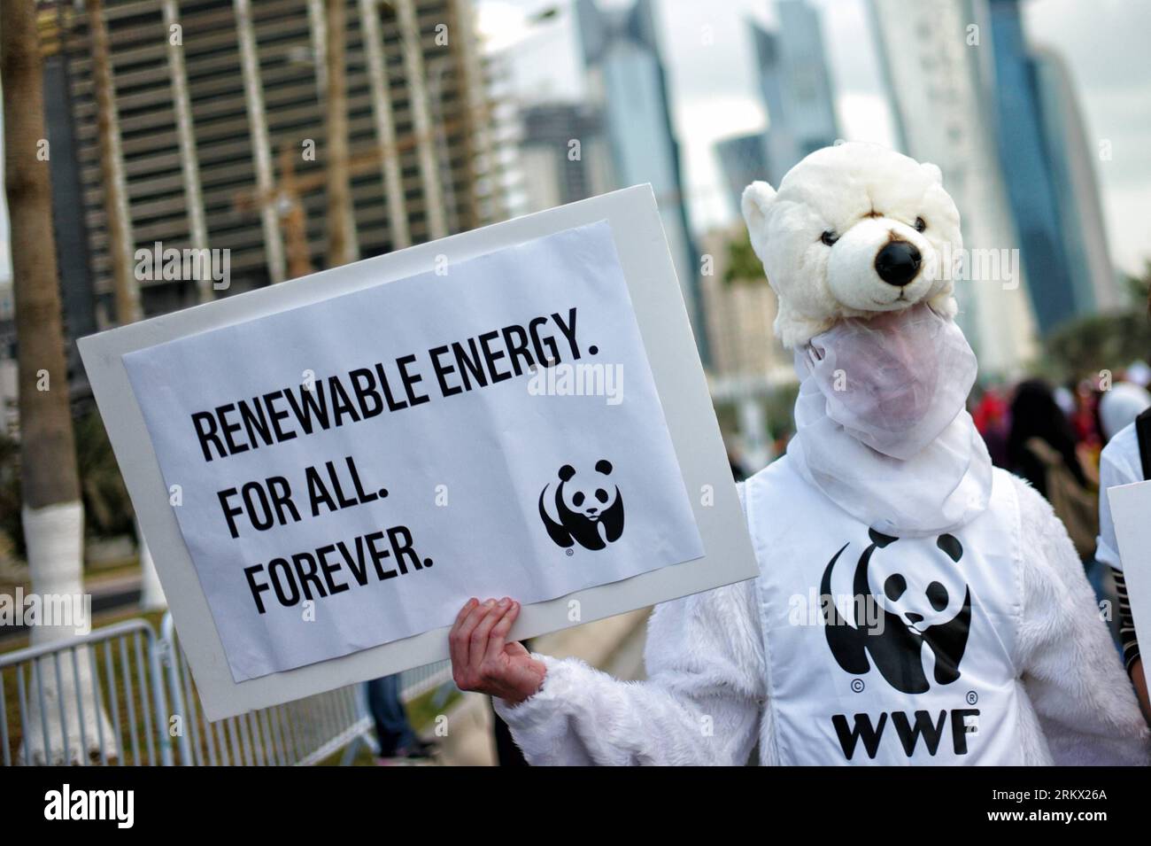 121201 -- DOHA, 1. Dezember 2012 Xinhua -- Ein Mann aus dem WWF in Eisbärenkostüm nimmt am 1. Dezember 2012 an einem marsch in Doha, Katar, Teil. Hunderte von Umweltschützern aus der ganzen Welt sind am Samstag in Doha aufgezogen und haben ihre Regierungen aufgefordert, weitere Maßnahmen bei den Klimaverhandlungen hier zu ergreifen, um der Erwärmung der Welt Einhalt zu Gebieten. Der marsch, der zum ersten Mal in der arabischen Region stattfindet, wird von einer Reihe regionaler grüner NRO unterstützt, darunter die Doha-Oase, sowie von einigen großen internationalen grünen Netzwerken wie dem Climate Action Network und TckTck. Xinhua/Li Muzizyw QATAR-DOHA-COP18-CMP8-MARCH PUB Stockfoto