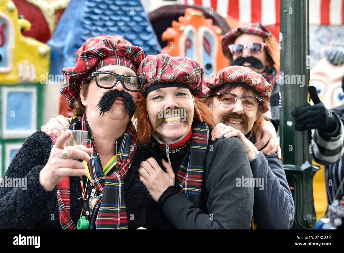 Vier Karnevalsfeiern posieren fröhlich für ein Foto während der Karnevalsparade in Breda Stockfoto
