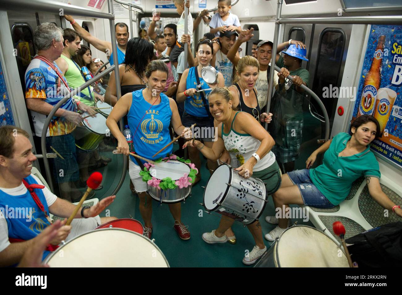 Bildnummer: 58860517 Datum: 01.12.2012 Copyright: imago/Xinhua RIO DE JANEIRO, 1. Dezember 2012 -- Samba-Musik auf dem Zug von Samba in Rio de Janeiro, 1. Dezember 2012. Der 2. Dezember ist der Samba-Tag Brasiliens. Tausende tanzten auf dem Zug von Samba in Richtung Oswardo Cruz, dem Geburtsort von Samba in Rio de Janeiro. (Xinhua/Weng Xinyang)(rh) BRASILIEN-RIO DE JANEIRO-ZUG VON SAMBA PUBLICATIONxNOTxINxCHN Gesellschaft Land Leute Tanz tanzen Trommler Samba Ubahn U Bahn x0x 2012 quer Premiere 58860517 Datum 01 12 2012 Copyright Imago XINHUA Rio de Janeiro DEZ 1 2012 Spielen Sie Samba Music ON Stockfoto