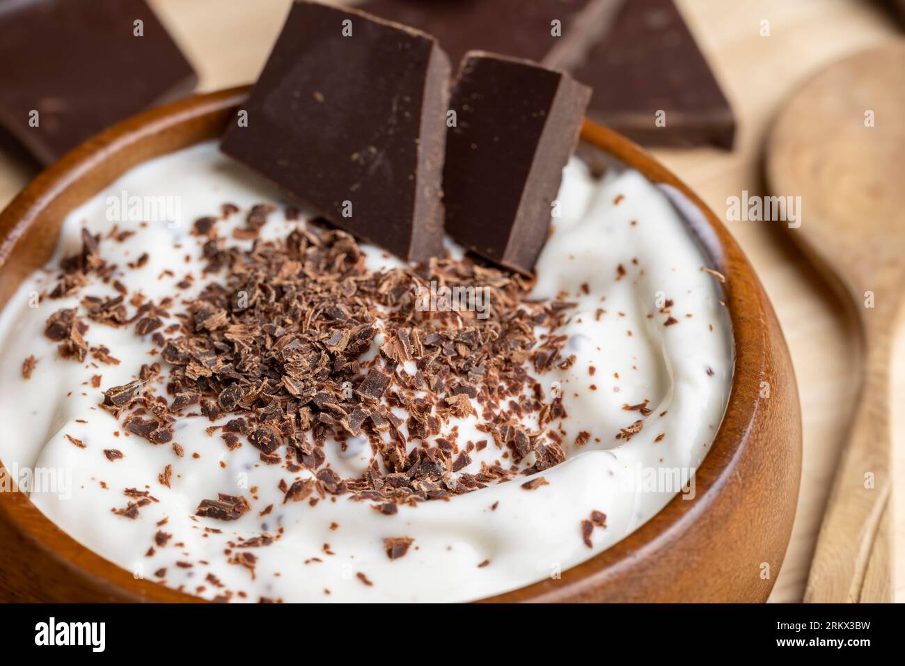 Joghurt aus Sahne mit Schokoladenstücken und Krümeln, hausgemachter Joghurt aus Milchprodukten mit Milchschokolade Stockfoto