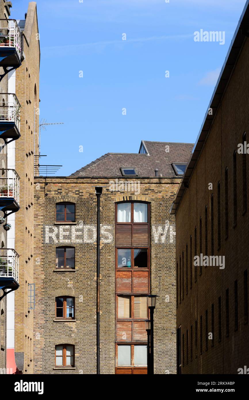 Reed’s Wharf, die auf der Thame endet. Die Lagergebäude wurden nun in gehobene Unternehmen und Wohnungen umgewandelt. Reeds Wharf, Mill St Stockfoto