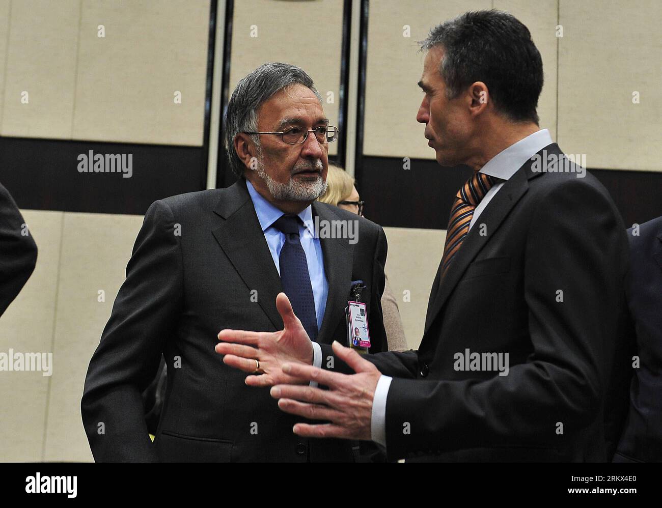 Bildnummer: 58884866 Datum: 05.12.2012 Copyright: imago/Xinhua (121205) -- BRÜSSEL, 5. Dezember 2012 (Xinhua) -- Afghanistan Außenminister Zalmai Rassoul (L) spricht mit NATO-Generalsekretär anders Fogh Rasmussen auf dem Außenministertreffen der von der NATO geführten Internationalen Sicherheitsbeistandstruppe (NATO-ISAF) mit nicht-NATO-ISAF-beitragenden Nationen im NATO-Hauptquartier in Brüssel, der Hauptstadt Belgiens, am 5. Dezember 2012. Die aktuelle Sicherheitslage in Afghanistan, die Unterstützung der afghanischen Sicherheitskräfte nach 2014 und die derzeitige Situation bei der Planung der Folgemission der ISAF werden die Themen auf der Tagesordnung sein Stockfoto
