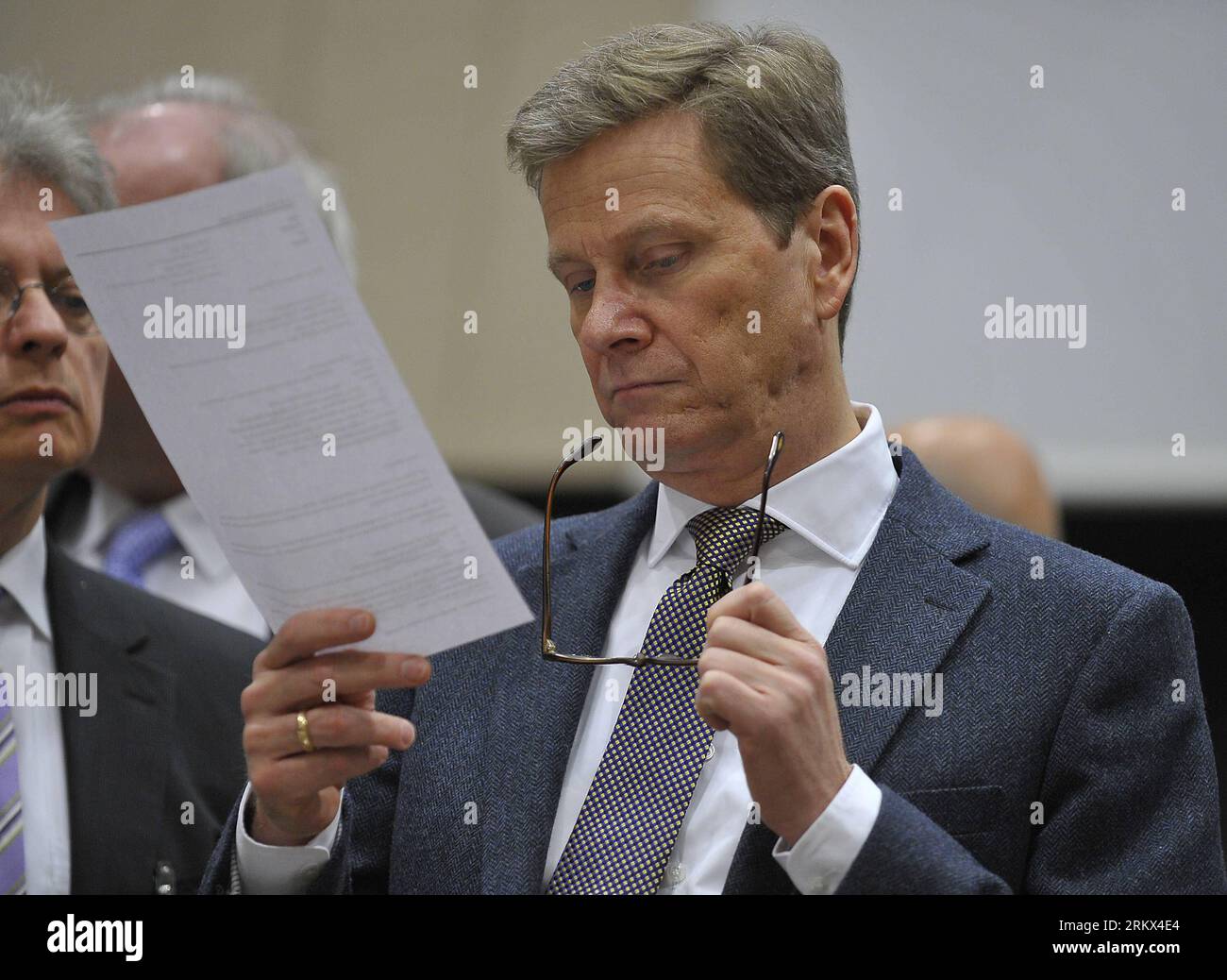 Bildnummer: 58884860  Datum: 05.12.2012  Copyright: imago/Xinhua (121205) -- BRUSSELS, Dec. 5, 2012 (Xinhua) -- German Foreign Minister Guido Westerwelle reads a piece of document at the Foreign Ministerial Meeting of NATO-led International Security Assistance Force (NATO-ISAF) with Non-NATO ISAF contributing nations at NATO headquarters in Brussels, capital of Belgium, Dec. 5, 2012. Present security situation in Afghanistan, support for Afghan security forces after 2014, and the current situation in planning ISAF s follow-up mission will be the topics on agenda. (Xinhua/Ye Pingfan) (ybg) BELG Stockfoto