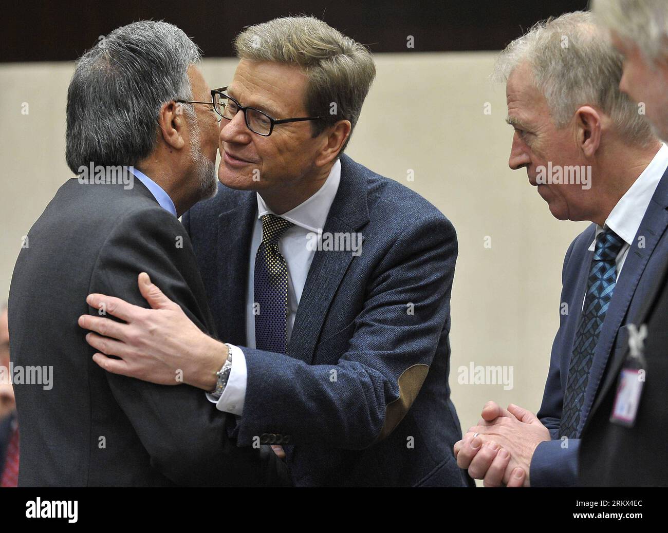 Bildnummer: 58884861 Datum: 05.12.2012 Copyright: imago/Xinhua (121205) -- BRÜSSEL, 5. Dezember 2012 (Xinhua) -- der afghanische Außenminister Zalmai Rassoul (L) begrüßt den deutschen Außenminister Guido Westerwelle beim Außenministertreffen der von der NATO geführten Internationalen Sicherheitsbeistandstruppe (NATO-ISAF) mit nicht-NATO-ISAF-beitragenden Nationen am NATO-Hauptsitz in Brüssel, der belgischen Hauptstadt, am 5. Dezember 2012. Die aktuelle Sicherheitslage in Afghanistan, die Unterstützung der afghanischen Sicherheitskräfte nach 2014 und die derzeitige Situation bei der Planung der Folgemission der ISAF werden die Themen auf der Tagesordnung sein. ( Stockfoto