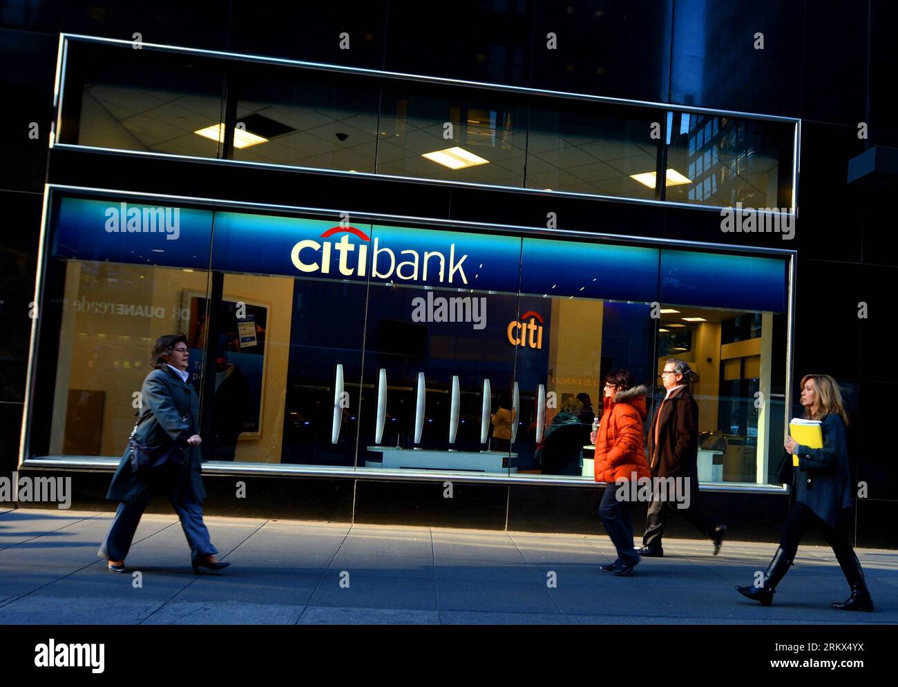 Unternehmen: Citigroup (121205) -- NEW YORK, 5. Dezember 2012 (Xinhua) -- Menschen gehen an einer Citibank-Filiale in New York, USA, 5. Dezember 2012 vorbei. Citigroup gab am Mittwoch bekannt, dass es 11.000 Arbeitsplätze oder etwa 4 Prozent seiner derzeitigen Belegschaft reduzieren würde, um Kosten zu senken. (Xinhua/Wang Lei) US-ECONOMY-BANKING-CITIGROUP-LAY OFF PUBLICATIONxNOTxINxCHN Stockfoto