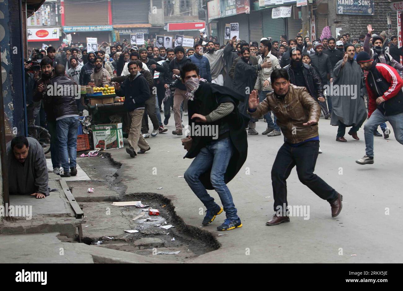 Bildnummer: 58893898 Datum: 07.12.2012 Copyright: imago/Xinhua (121207) -- SRINAGAR, 7. Dezember 2012 (Xinhua) -- Unterstützer einer einstigen militanten Gruppe Jammu und Kashmir Liberation Front (JKLF) treffen bei einem Protest in Srinagar, der Sommerhauptstadt des von Indien kontrollierten Kaschmirs, am 7. Dezember 2012 mit Polizisten zusammen. Die Polizei feuerte am Freitag Dutzende von Tränenrauchgranaten ab und Griff zu Schlagstöcken, um gegen die lebenslänglichen Haftstrafen zu protestieren, die vor kurzem gegen zwei Kaschmiris verhängt wurden. (Xinhua/Javed dar) (bxq) KASCHMIR-SRINAGAR-PROTEST PUBLICATIONxNOTxINxCHN Politik Kaschmir Konflikt Kaschmirkonflikt Ausschreitungen premiu Stockfoto