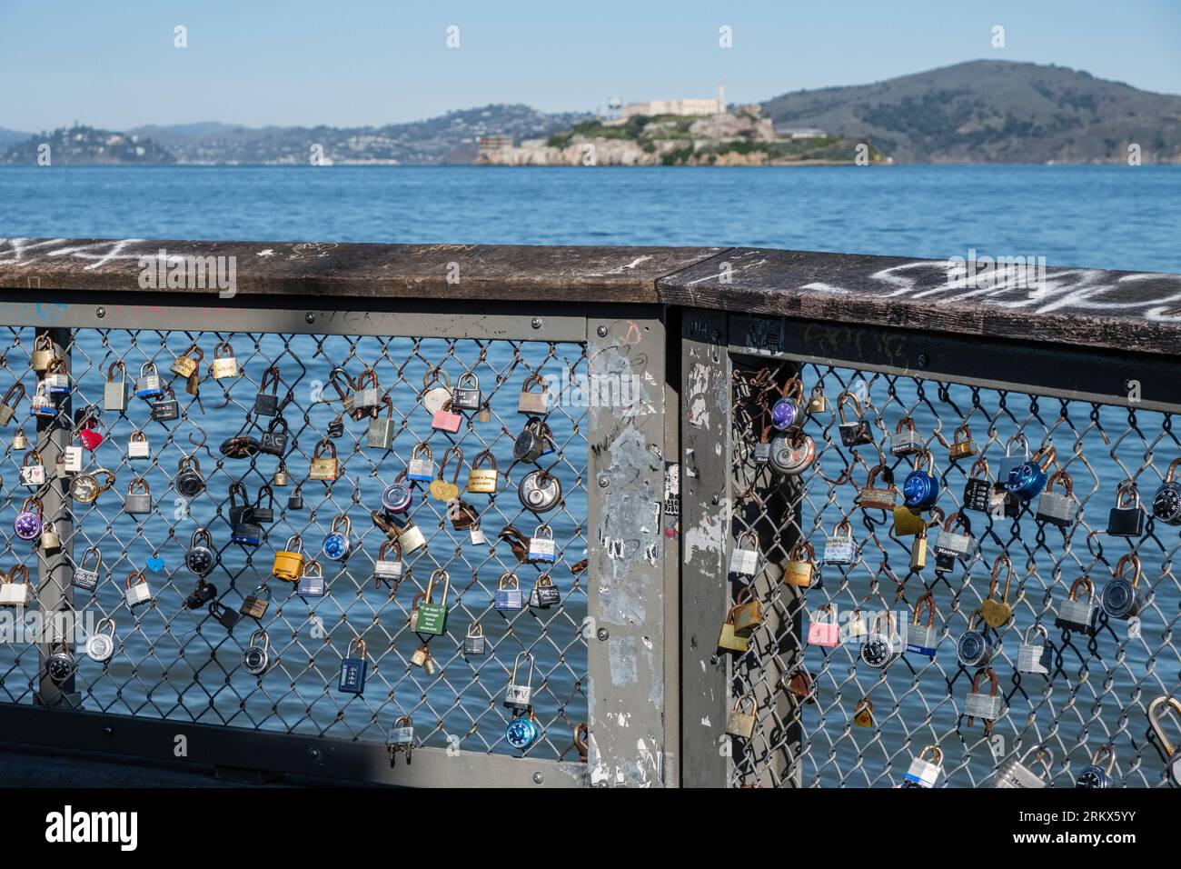 Love Locks at Fisherman's Wharf und Blick auf Alcatraz, San Francisco, Kalifornien, USA Stockfoto