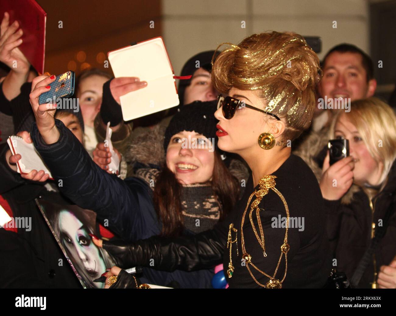 Bildnummer: 58897107 Datum: 07.12.2012 Copyright: imago/Xinhua ST. PETERSBURG, 7. Dezember 2012 -- US-Sängerin Lady Gaga posiert für ein Bild mit einem Fan, nachdem sie in St. PETERSBURG angekommen ist Peterburg von Russland am 7. Dezember 2012. Lady Gaga wird hier am 9. Dezember ein Konzert abhalten. (Xinhua) (nxl) RUSSLAND-ST. PETERSBURG-ENTERTAINMENT-LADY GAGA PUBLICATIONxNOTxINxCHN People Entertainment x0x xdd Premiere 2012 quer 58897107 Datum 07 12 2012 Copyright Imago XINHUA St Petersburg DEC 7 2012 US Singer Lady Gaga posiert für ein Bild mit einem Unterstützer, nachdem sie AM 7. DEC 2012 in St Petersburg von Russland ankommt Lady Gaga will H Stockfoto