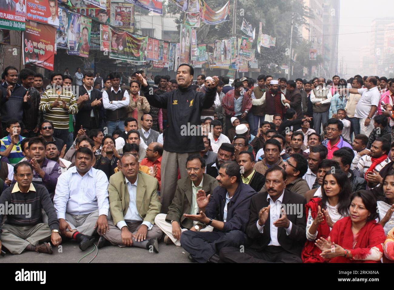 Bildnummer: 58900123 Datum: 09.12.2012 Copyright: imago/Xinhua (121209) -- DHAKA, 9. Dezember 2012 (Xinhua) --Unterstützer der bangladeschischen Nationalistischen Partei (BNP) versammeln sich vor dem zentralen Parteibüro während des bNP-geführten 18-Parteien-Landstraßen-Blockprotests in Dhaka, der Hauptstadt von Bangladesch, 9. Dezember 2012. Vier von ihnen sollen tot sein und 600 weitere verletzt worden sein, als Bangladeschs regierungsfeindliche Demonstranten und ihre Rivalen der Regierungspartei am Sonntagmorgen stundenlang in der Hauptstadt Dhaka und anderswo im Land kämpften. (Xinhua/Shariful Islam) BANGLADESCH-DHAKA-PROTEST-TOD PUBLICATIONxNO Stockfoto