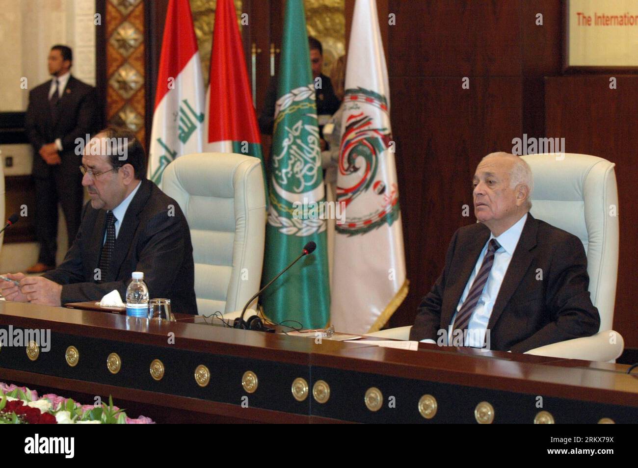 Bildnummer: 58907378 Datum: 11.12.2012 Copyright: imago/Xinhua (121211) -- BAGDAD, 11. Dezember 2012 (Xinhua) -- irakischer Premierminister Nuri al-Maliki (Front L) und der Generalsekretär der Arabischen Liga (AL) Nabil al-Arabi (Front R) nehmen am 11. Dezember 2012 an einer internationalen Konferenz Teil, die von AL in Bagdad, der Hauptstadt des Irak, abgehalten wird. Die internationale Solidaritätskonferenz mit den palästinensischen und arabischen Gefangenen in israelischen Gefängnissen wurde am Dienstag in Bagdad unter der SCHIRMHERRSCHAFT der AL.(Xinhua/Bashar) (zjl) IRAQ-BAGDAD-AL-PRISON-ISRAEL PUBLICATIONxNOTxINxCHN Politik People xas x0x 2012 quer eingeleitet 589 Stockfoto