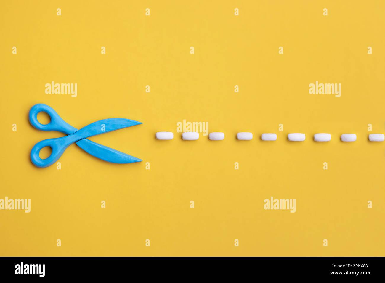 Plastische 3D-Schere mit Schnittlinien auf gelbem Hintergrund. Konzept von Handwerksarbeiten, Design oder Mode, DIY-Tools. Stockfoto