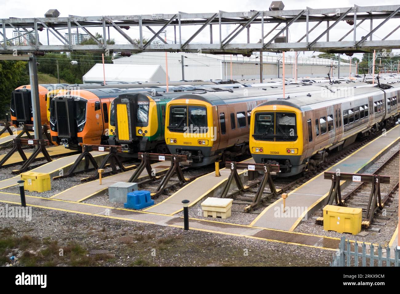 Winson Green, Birmingham, England, 26. August 2023. Während des Streiks wurden die Züge der West Midlands Railway im Bahnbetriebswerk Soho in Birmingham abgestellt und ungenutzt gelassen. Die im ganzen Land stattfindenden Arbeitskampfmaßnahmen, zu denen auch Züge aus den West Midlands gehören, sind zeitlich mit dem Feiertagswochenende der August Bank zusammengefaßt. Pic Credit: Stop Press Media/Alamy Live News Stockfoto