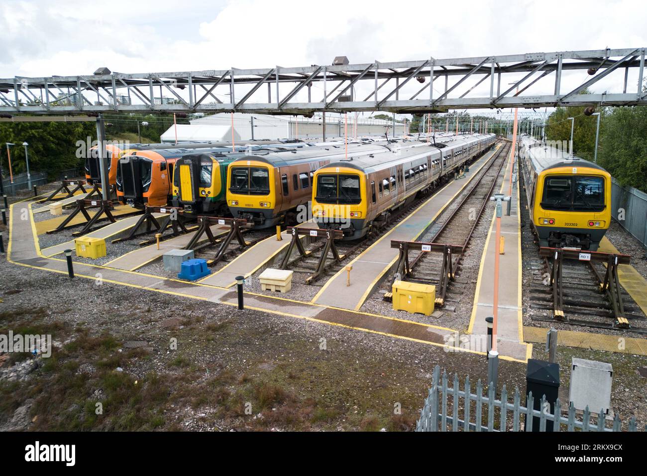 Winson Green, Birmingham, England, 26. August 2023. Während des Streiks wurden die Züge der West Midlands Railway im Bahnbetriebswerk Soho in Birmingham abgestellt und ungenutzt gelassen. Die im ganzen Land stattfindenden Arbeitskampfmaßnahmen, zu denen auch Züge aus den West Midlands gehören, sind zeitlich mit dem Feiertagswochenende der August Bank zusammengefaßt. Pic Credit: Stop Press Media/Alamy Live News Stockfoto