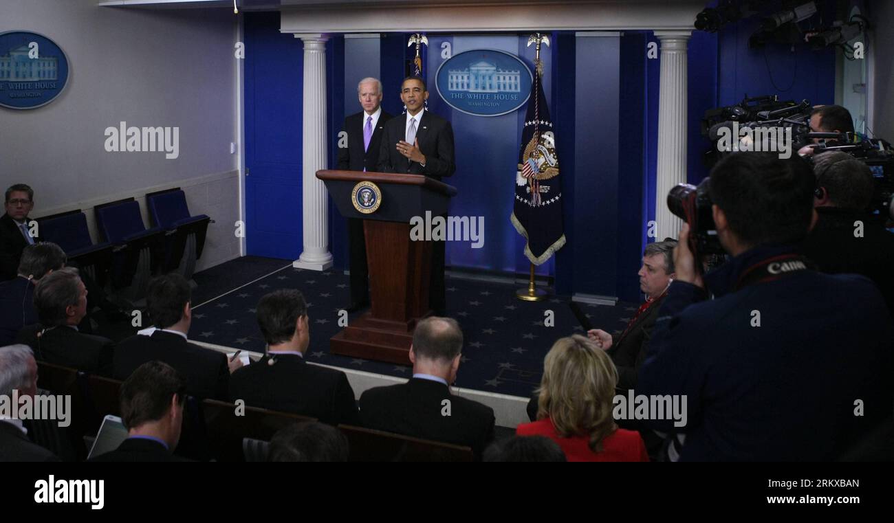 Bildnummer: 58934612  Datum: 19.12.2012  Copyright: imago/Xinhua (121219) -- WASHINGTON D.C., Dec. 19, 2012 (Xinhua) -- U.S. President Barack Obama (R), with Vice President Joe Biden at his side, speaks to the media at the White House briefing room in Washington D.C. on Dec. 19, 2012. Obama on Wednesday announced a gun control task force led by Vice President Joe Biden. The inter-agency task force is charged with guiding the administration s continuing response to calls of gun control after the Newtown, Connecticut, massacre. (Xinhua/Fang Zhe) US-WASHINGTON-OBAMA-GUN CONTROL PUBLICATIONxNOTxIN Stockfoto