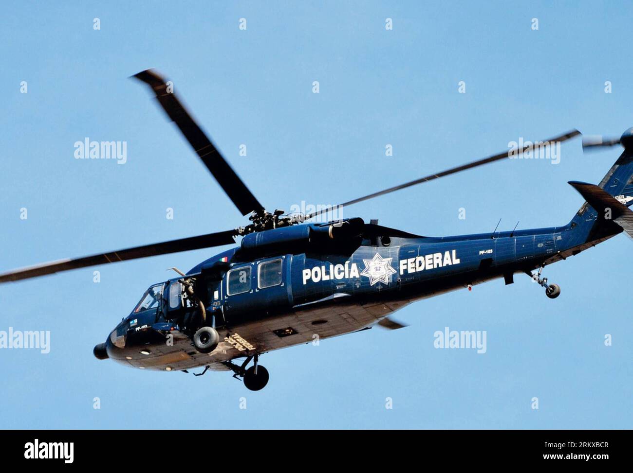 Bildnummer: 58935047 Datum: 19.12.2012 Copyright: imago/Xinhua Ein Hubschrauber der Bundespolizei nimmt am 19. Dezember 2012 an einer Operation im Socical Reintegration Center Nr. 2 (Cereso) in Gomez Palacio, Durango, Mexiko, Teil. Mindestens 11 Gefangene und sechs Wärter wurden am Dienstag bei einem mutmaßlichen Fluchtversuch im Cereso getötet. Nach den Zusammenstößen evakuierten die Behörden die gesamten Häftlinge des Gefängnisses und beriefen sich im Rahmen von Präventivmaßnahmen auf andere Zentren, so die lokale Presse. (Xinhua/Str) (py) MEXIKO-GOMEZ PALACIO-SECURITY-OPERATION PUBLICATIONxNOTxINxCHN Gesellschaft Stockfoto