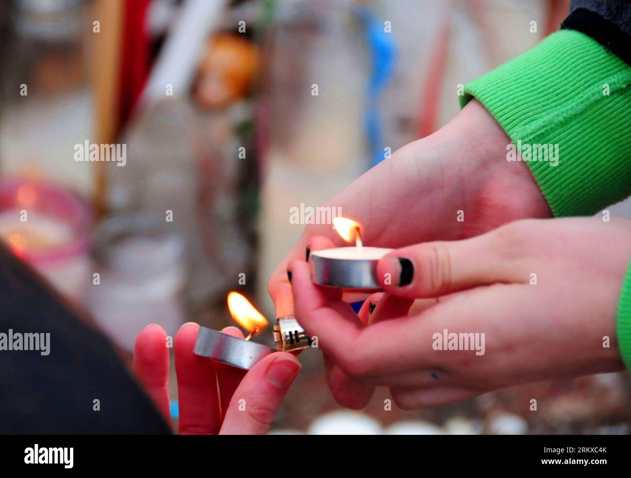 Bildnummer: 58940619 Datum: 20.12.2012 Copyright: imago/Xinhua NEWTOWN, 20. Dezember 2012 - Kerzen bei einer provisorischen Gedenkstätte in Newtown, Connecticut. Dezember 2012. Weiterhin trauern wir um die Ermordung von 20 Schülern und 6 Erwachsenen durch den mutmaßlichen Schützen Adam Lanza an der Sandy Hook Elementary School am 14. Dezember. (Xinhua/Zhang Chuanshi)(ctt) U.S.-NEWTOWN-SCHOOL-SHOOTING-CONDOLENCE PUBLICATIONxNOTxINxCHN Gesellschaft USA Amok Amoklauf Massaker Schule Schulmassaker Trauer Gedenken Anteilnahme x0x xrj 2012 quer 58940619 Datum 20 12 2012 Copyright Imago XINHUA Newtown DEC 20 2012 Lichtkerzen BEI einem Makeshi Stockfoto
