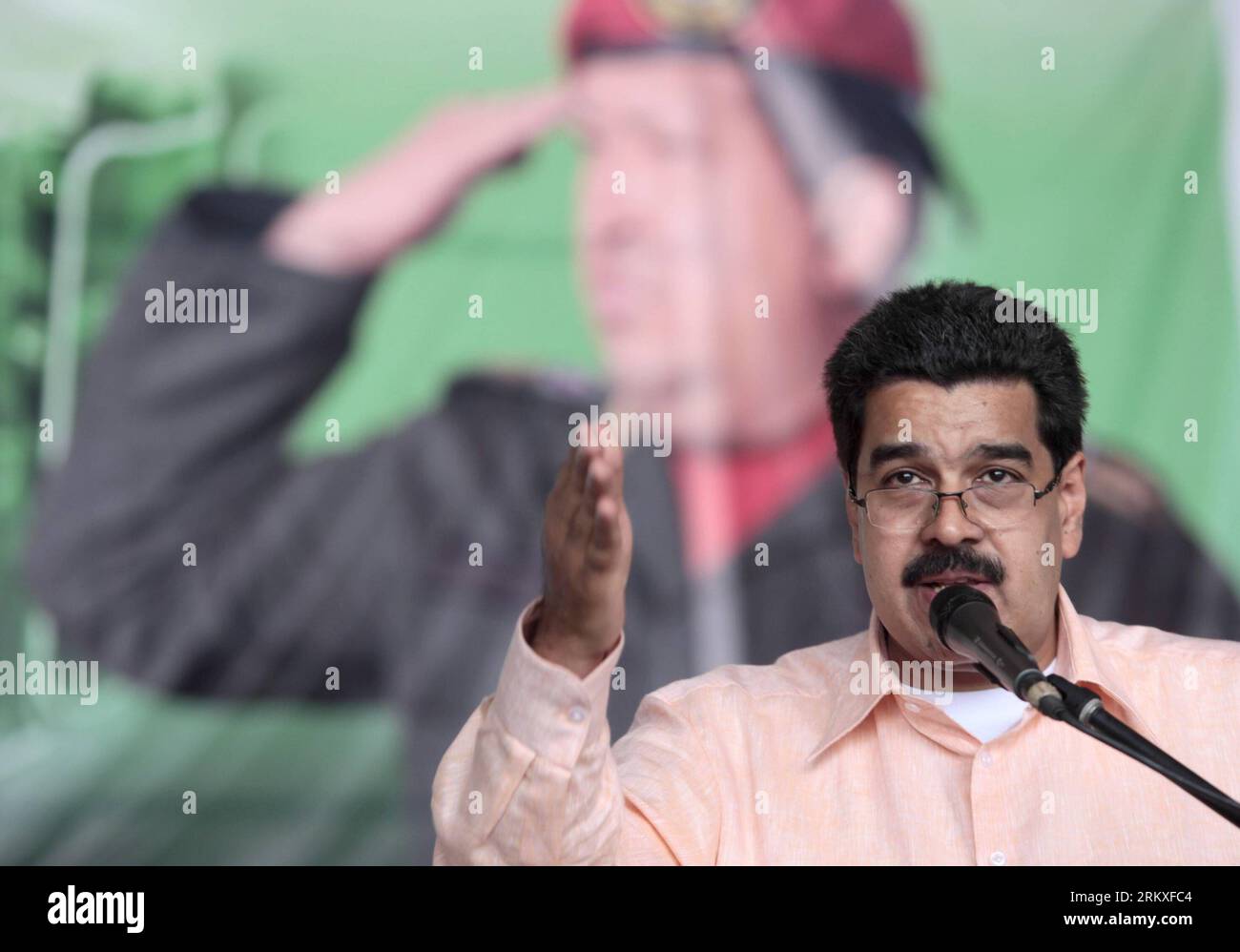 Bildnummer: 58955131 Datum: 28.12.2012 Copyright: imago/Xinhua das Bild des Präsidenten Venezuelas zeigt den venezolanischen Vizepräsidenten Nicolas Maduro, der am 28. Dezember 2012 an der Weihnachtsgrüße an die bolivarischen Streitkräfte auf dem Luftstützpunkt Lt. Luis Del Valle Garcia in Barcelona, Bundesstaat Anzoategui, Venezuela, teilnimmt. (Xinhua/Vorsitz Venezuelas) (lr) VENEZUELA-BARCELONA-VIZEPRÄSIDENT-WEIHNACHTSGRÜSSE PUBLICATIONxNOTxINxCHN People Politik x0x xrj 2012 quer premiumd 58955131 Datum 28 12 2012 Copyright Imago XINHUA Bild bereitgestellt von Presidency of Venezuela Shows VE Stockfoto