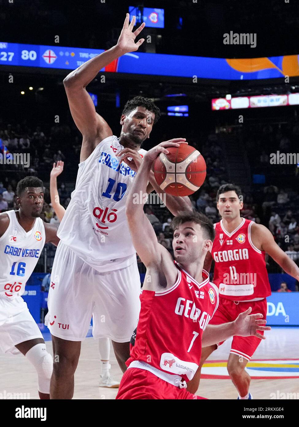 Okinawa, Japan. 26. August 2023. Luka Liklikadze (Front) von Georgia vies mit Kenneti Mendes (2. L) von Kap Verde beim ersten Spiel der Gruppe F zwischen Kap Verde und Georgien beim FIBA-Weltcup 2023 in Okinawa, Japan, am 26. August 2023. Quelle: Zhang Xiaoyu/Xinhua/Alamy Live News Stockfoto