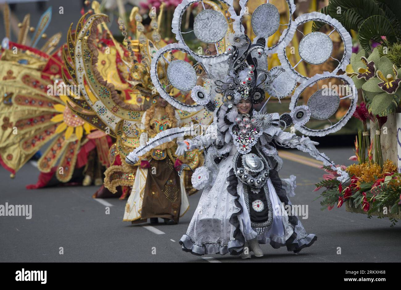 Bildnummer: 58959982  Datum: 01.01.2013  Copyright: imago/Xinhua (130101) -- LOS ANGELES, Jan. 1, 2013 (Xinhua) -- Performers from Indonesia are seen during the 124th Annual Rose Parade in Pasadena, California, the United States, Jan. 1, 2013. The largest New Year celebration in the U.S. West was held here Tuesday morning with an estimated one million spectators watching the world famous Rose Parade along the 5.5-mile route and about 39 million viewers on television. (Xinhua/Yang Lei) US-PASADENA-124TH ROSE PARADE PUBLICATIONxNOTxINxCHN Gesellschaft Neujahr Parade Neujahrsparade Fest premiumd Stockfoto