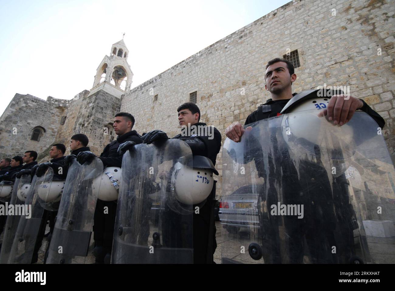 Bildnummer: 58960405 Datum: 02.01.2013 Copyright: imago/Xinhua (130102)-- BETHLEHEM, 2. Januar 2013 (Xinhua) -- Palästinensische Sicherheitskräfte stehen am 2. Januar 2013 vor der Geburtskirche in der Westjordstadt Bethlehem Wache. Die Souveränität der Geburtskirche, die traditionell als Geburtsort Jesu Christi gilt, wird von den christlichen Glaubensgemeinschaften geteilt, die auch die jährliche Reinigungsaufgabe teilen. (Xinhua/Luay Sababa) MIDEAST-BETHLEHEM-KRIPPE-KIRCHE PUBLICATIONxNOTxINxCHN Gesellschaft Kultur Religion Sicherheit Polizei Polizeischutz Christentum Geburts Stockfoto