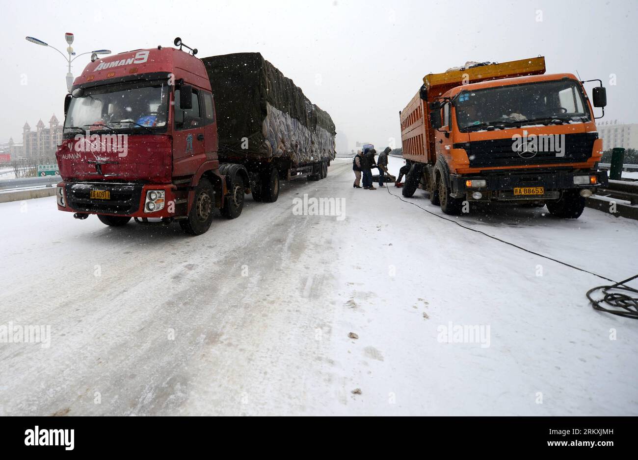 Bildnummer: 58963598 Datum: 04.01.2013 Copyright: imago/Xinhua (130104) -- NANCHANG, 4. Januar 2013 (Xinhua) -- Fahrzeuge fahren langsam auf einer eisigen Straße in Nanchang, der Hauptstadt der ostchinesischen Provinz Jiangxi, 4. Januar 2013. Die meisten Autobahnen in Jiangxi waren gefroren und einige waren aufgrund des starken Schnees seit Donnerstagabend blockiert. Die Wetterbeobachtungsstelle der Provinz gab am Freitag einen orangen Alarm auf der eisigen Straße aus. (Xinhua/Zhou Ke) (zz) CHINA-JIANGXI-NANCHANG-ICE ROAD (CN) PUBLICATIONXNOTXINXCHN Gesellschaft Wetter Jahreszeit Winter Schnee Eis kalt Kälte Verkehr Strassenverkehr x0x xmb 2013 quer 58963598 Stockfoto