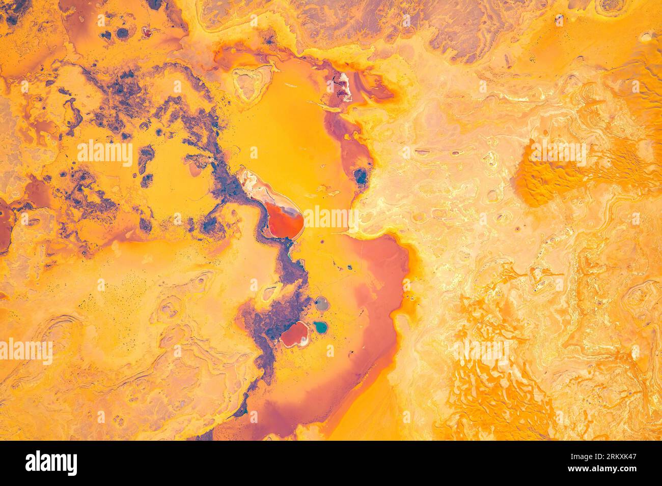 Wunderschöne Wüstengegend in Lybia. Landing Features in Orange. Digitale Bildverbesserung durch die NASA. Stockfoto
