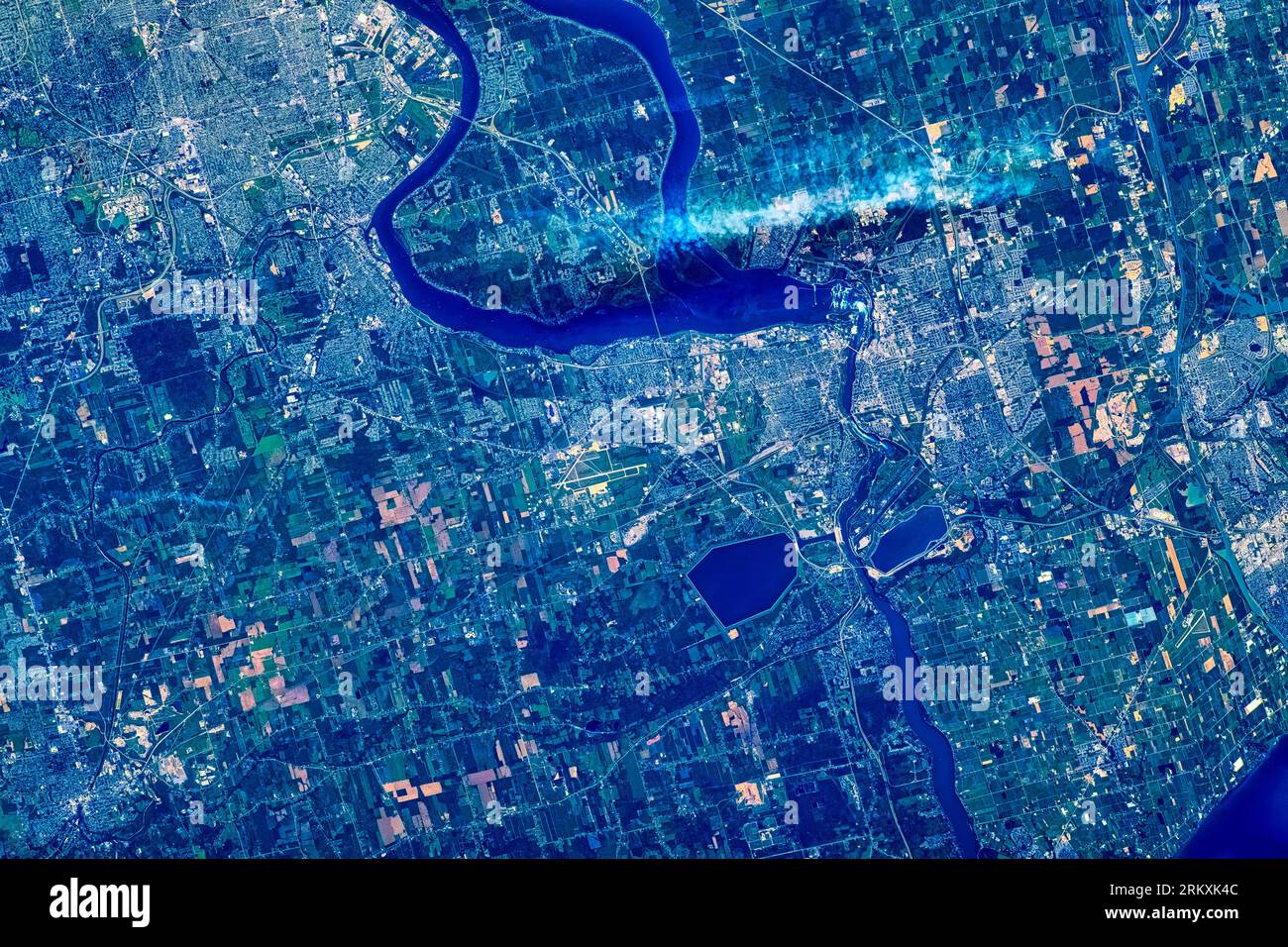 Städtisches Gebiet mit Flüssen, die durch das Gebiet der Großen Seen in Nordamerika fließen. Digitale Bildverbesserung durch die NASA. Stockfoto