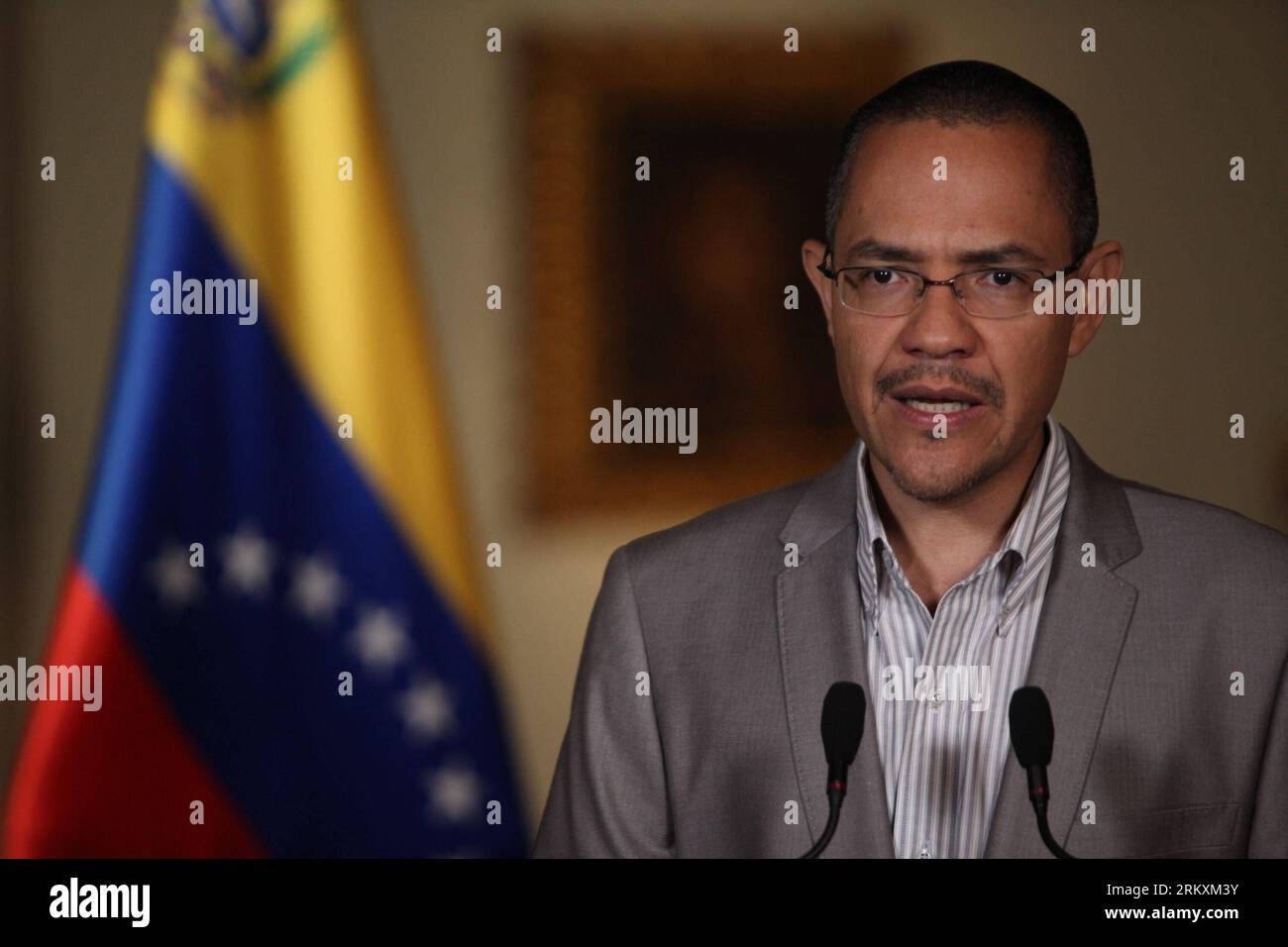 Bildnummer: 58974585 Datum: 07.01.2013 Copyright: imago/Xinhua (130107) -- CARACAS, 7. Januar 2013 (Xinhua) -- der venezolanische Informationsminister Ernesto Villegas gibt am 7. Januar 2013 eine Ankündigung über Präsident HugoxChavez während einer Fernseh- und Radioübertragung in Caracas, der Hauptstadt Venezuelas, ab. Der Gesundheitszustand des venezolanischen Präsidenten HugoxChavez bleibt unverändert wie vor vier Tagen, als er Ateminsuffizienz durch Lungeninfektion hatte, ein Beamter bestätigt am Montag. (Xinhua/AVN) (lr) VENEZUELA-CARACAS-VILLEGAS-ANNOUNCEMENTxCHAVEZ-CONDITION PUBLICATIONxNOTxINxCHN Politi Stockfoto