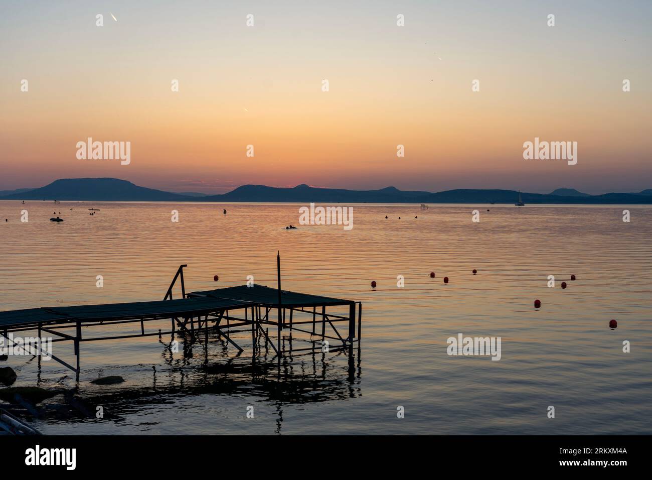 Silhouette eines Seebrachs in Balatonlelle Ungarn bei Sonnenuntergang. Stockfoto