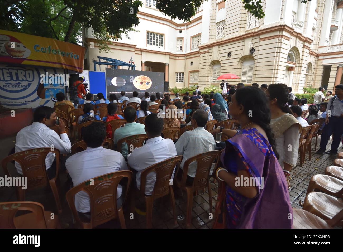 August 2023, Kalkutta, Indien. Die Indische Weltraumforschungsorganisation (ISRO) hat am 23. August 2023 im Birla Industrial & Technological Museum in Kolkata, Indien, die Chandrayaan-3 Mission Soft-Landing erfolgreich auf dem Mond nahe dem Südpol beobachtet. (Foto: Biswarup Ganguly/Eyepix Group/SIPA USA). Stockfoto