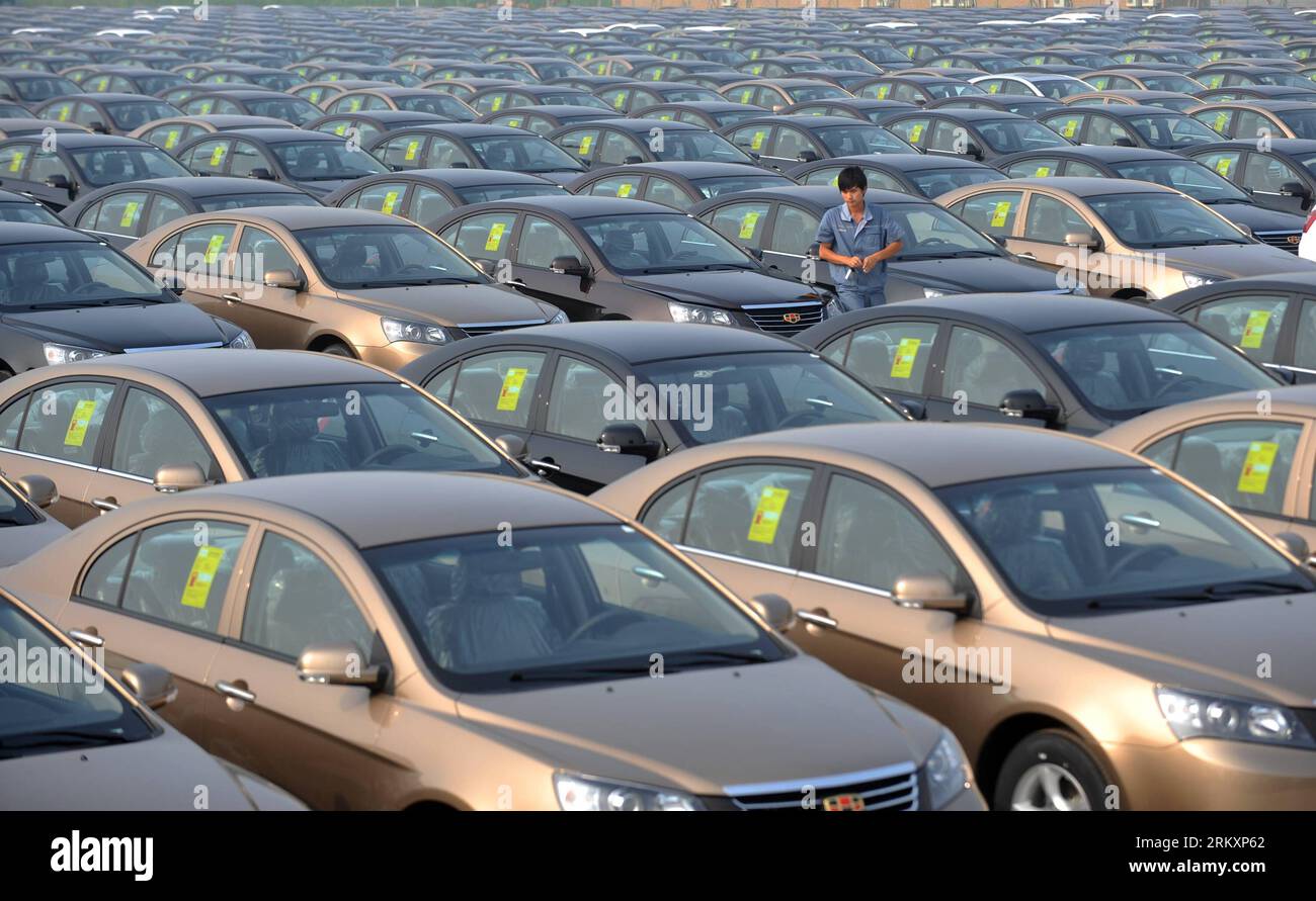 Bildnummer: 59028760 Datum: 11.01.2013 Copyright: imago/Xinhua (130111) -- HANGZHOU, 11. Jan. 2013 (Xinhua) -- Ein Arbeiter spaziert zwischen neuen Limousinen in der Geely Auto Ningbo-Fabrik in Ningbo, ostchinesische Provinz Zhejiang, 19. Juli 2012. China blieb 2012 das vierte Jahr in Folge der weltweit größte Automobilhersteller und -Markt, laut Daten, die am 11. Januar 2013 von der China Association of Automobile Manufacturers (CAAM) veröffentlicht wurden. Das CAAM sagte in einer auf seiner Website veröffentlichten Erklärung, dass die Autopreise des Landes im letzten Jahr 19,31 Millionen Einheiten erreichten, was einem Anstieg von 4,33 Prozent gegenüber dem Vorjahr und markin entspricht Stockfoto