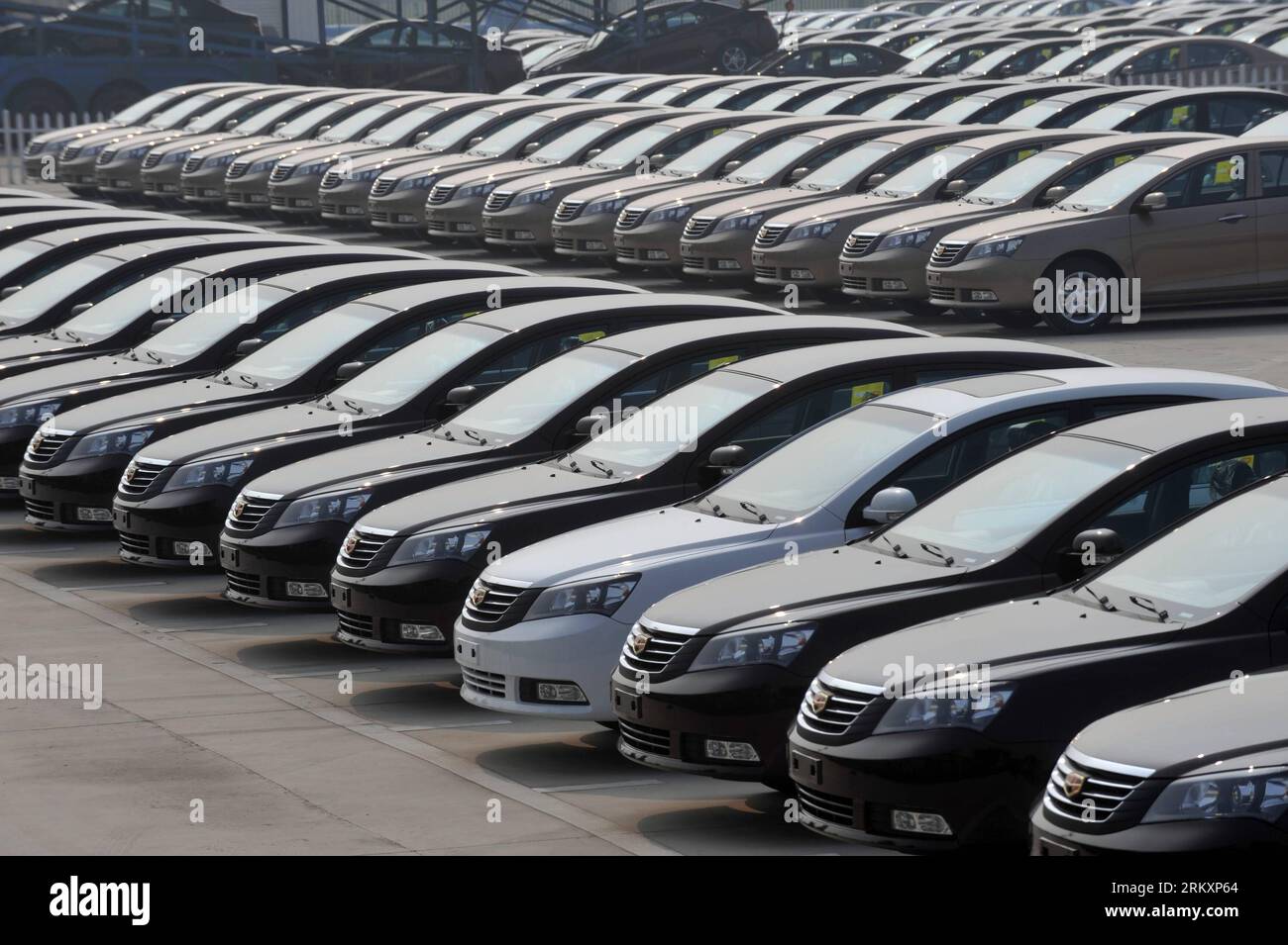 Bildnummer: 59028762 Datum: 11.01.2013 Copyright: imago/Xinhua (130111) -- HANGZHOU, 11. Januar 2013 (Xinhua) -- neue Limousinen werden in der Geely Auto Ningbo Fabrik in Ningbo, ostchinesische Provinz Zhejiang, am 19. Juli 2012 geparkt. China blieb 2012 das vierte Jahr in Folge der weltweit größte Automobilhersteller und -Markt, laut Daten, die am 11. Januar 2013 von der China Association of Automobile Manufacturers (CAAM) veröffentlicht wurden. Das CAAM sagte in einer auf seiner Website veröffentlichten Erklärung, dass die Autopreise des Landes im letzten Jahr 19,31 Millionen Einheiten erreicht haben, was einem Anstieg von 4,33 Prozent gegenüber dem Vorjahr entspricht und eine neue Stunde bedeutet Stockfoto