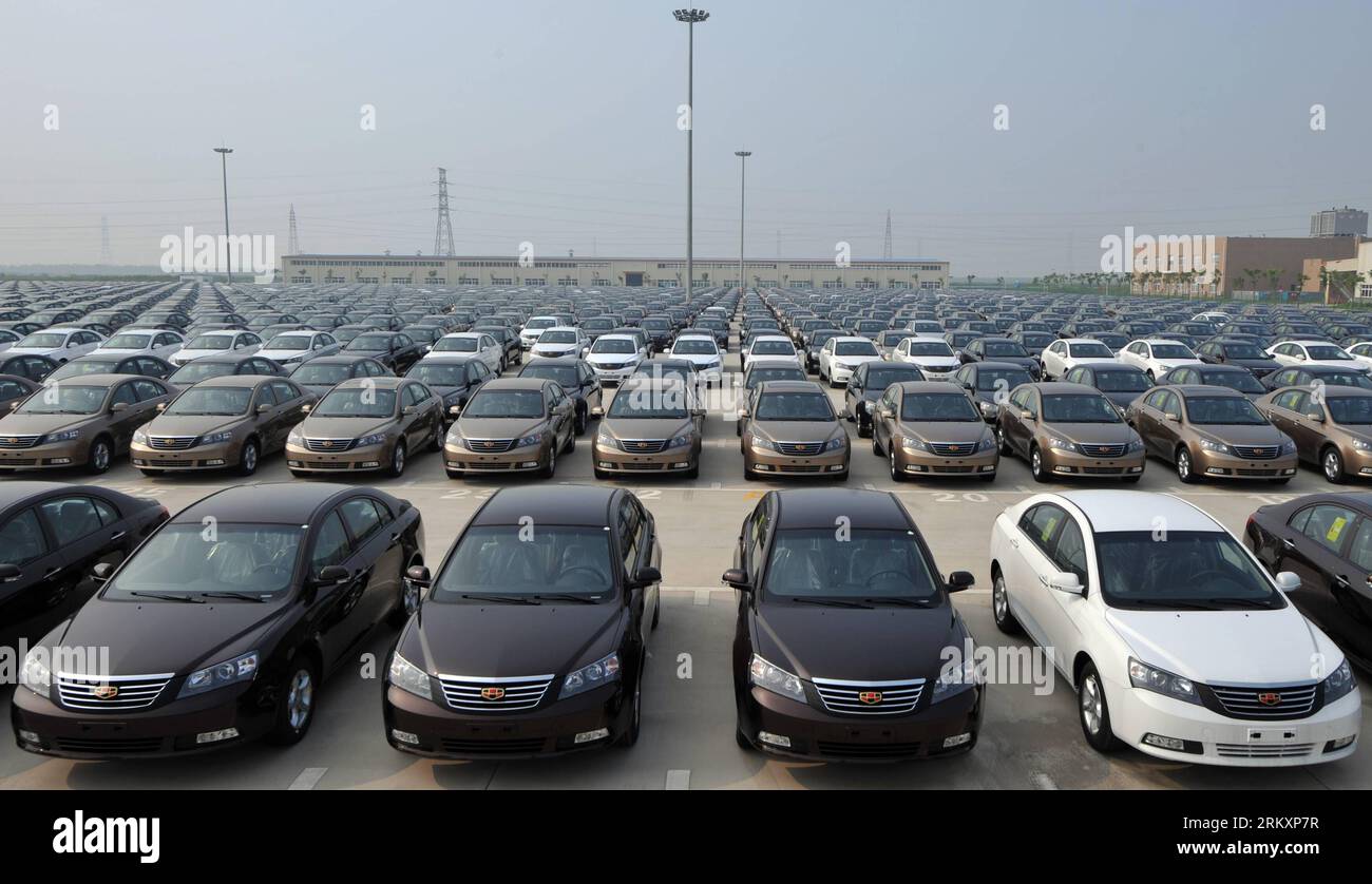 Bildnummer: 59028761 Datum: 11.01.2013 Copyright: imago/Xinhua (130111) -- HANGZHOU, 11. Januar 2013 (Xinhua) -- neue Limousinen werden am 19. Juli 2012 in der Geely Auto Ningbo-Fabrik in Ningbo in der ostchinesischen Provinz Zhejiang geparkt. China blieb 2012 das vierte Jahr in Folge der weltweit größte Automobilhersteller und -Markt, laut Daten, die am 11. Januar 2013 von der China Association of Automobile Manufacturers (CAAM) veröffentlicht wurden. Das CAAM sagte in einer auf seiner Website veröffentlichten Erklärung, dass die Autopreise des Landes im vergangenen Jahr 19,31 Millionen Einheiten erreicht haben, was einem Anstieg von 4,33 Prozent gegenüber dem Vorjahr entspricht und einen neuen Hi-Hit darstellt Stockfoto