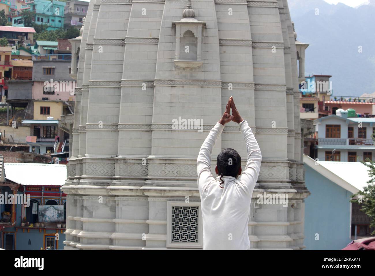 Indische Männer beten mit gefalteten Händen auf Tempelhintergrund. Hindugott-Schiffskonzept. god Temple, selektiver Fokus mit Unschärfe Stockfoto