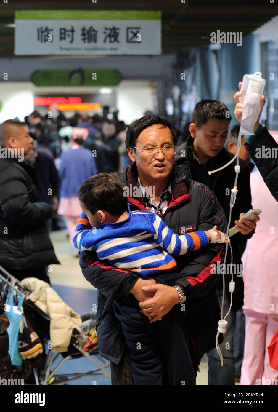Bildnummer: 59074834 Datum: 13.01.2013 Copyright: imago/Xinhua (130113) -- PEKING, 13. Januar 2013 (Xinhua) -- Ein Mann, der ein Kind hält, sucht einen leeren Sitz im temporären Transfusionsbereich des Pekinger Kinderkrankenhauses in Peking, Hauptstadt von China, 13. Januar 2013. Peking war am Sonntag zum dritten Mal in Folge von dichtem Smog umgeben. Der Winter war schon immer eine Hochsaison für Atemwegserkrankungen. Der jüngste Smog in Peking führte zu einer Zunahme der Atemwegsinfektionen bei Kindern. (Xinhua/Luo Xiaoguang) (wjq) CHINA-BEIJING-SMOG-HEALTH CARE (CN) PUBLICATIONxNOTxINxCHN Gesellsc Stockfoto