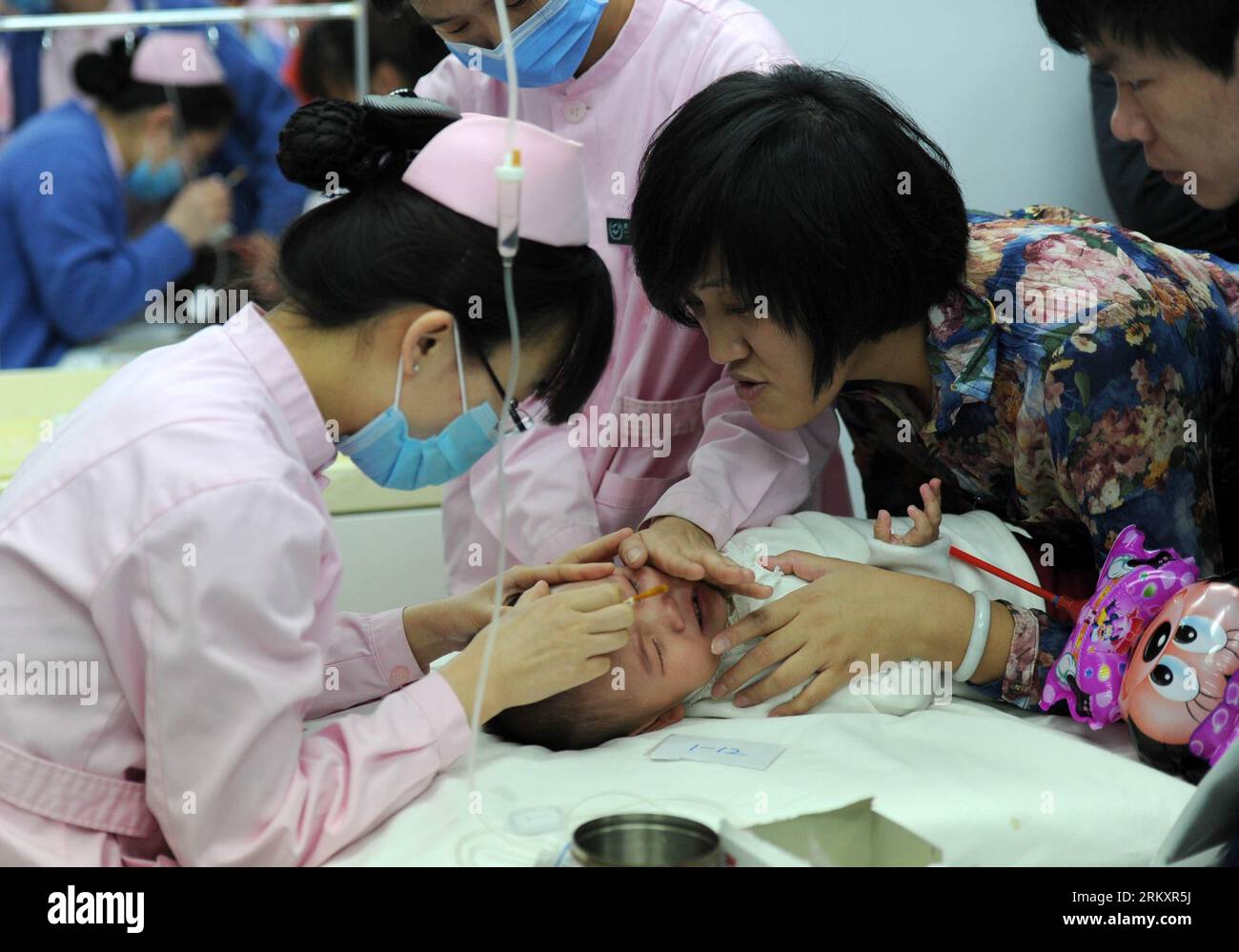 Bildnummer: 59074836 Datum: 13.01.2013 Copyright: imago/Xinhua (130113) -- PEKING, 13. Januar 2013 (Xinhua) -- Eine Krankenschwester gibt eine Kindertransfusion im Pekinger Kinderkrankenhaus in Peking, Hauptstadt von China, 13. Januar 2013. Peking war am Sonntag zum dritten Mal in Folge von dichtem Smog umgeben. Der Winter war schon immer eine Hochsaison für Atemwegserkrankungen. Der jüngste Smog in Peking führte zu einer Zunahme der Atemwegsinfektionen bei Kindern. (Xinhua/Luo Xiaoguang) (wjq) CHINA-BEIJING-SMOG-HEALTH CARE (CN) PUBLICATIONxNOTxINxCHN Gesellschaft Krankenhaus Atemwegsinfektion Atemwegserk Stockfoto