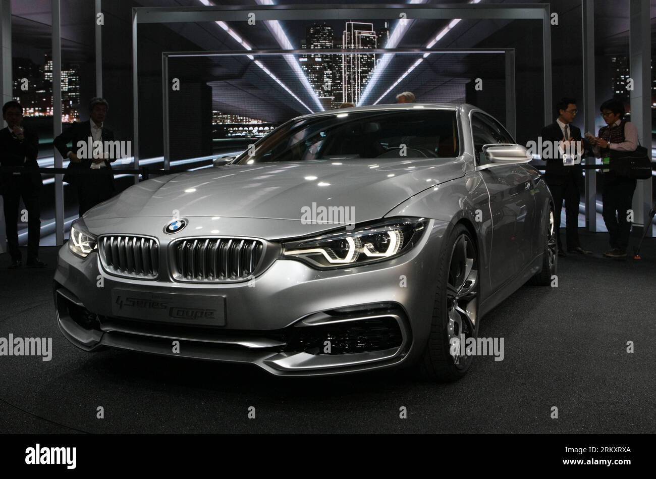 Bildnummer: 59079140 Datum: 14.01.2013 Copyright: imago/Xinhua (130114) -- DETROIT, 14. Januar 2013 (Xinhua) -- das BMW 4er Coupé Concept Car wird auf der North American International Auto Show 2013 vorgestellt, die am 14. Januar 2013 im Cobo Center in Detroit, USA, vorgestellt wird. Mehr als 50 neue Autos feierten ihr öffentliches Debüt auf der jährlichen Show. Nach der Vorschauwoche wird die Autoshow vom 19. Bis 27. Januar für die Öffentlichkeit zugänglich sein. Es werden mehr als 800.000 Besucher erwartet. (Xinhua/Fang Zhe) US-DETROIT-NAIAS-BMW PUBLICATIONxNOTxINxCHN Wirtschaft Messe Automesse Auto Show Pre Stockfoto