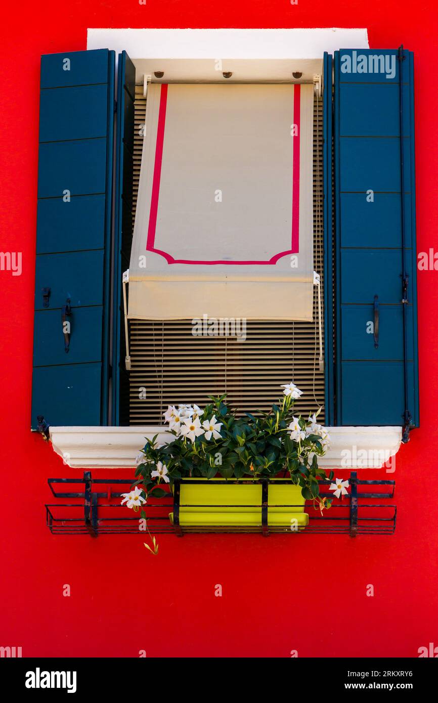 Farbenfrohe Häuser und Fenster auf der Insel Burano, in der Nähe von Venedig, Italien Stockfoto
