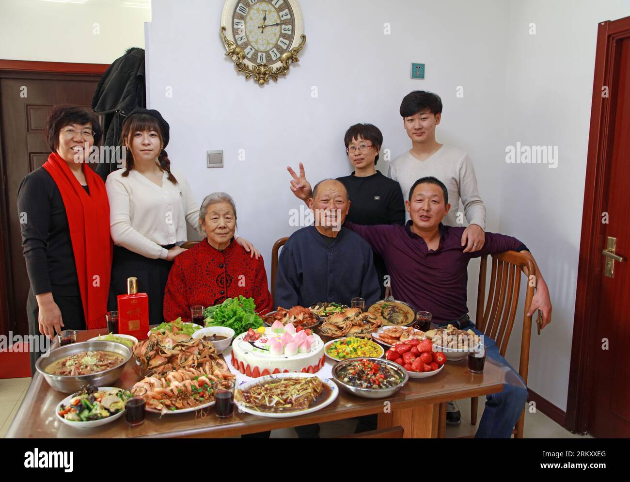 LUANNAN COUNTY, Provinz Hebei, China - 31. Januar 2020: Die glückliche Familie machte ein Foto vor einem großen Mittagessen an Silvester. Stockfoto