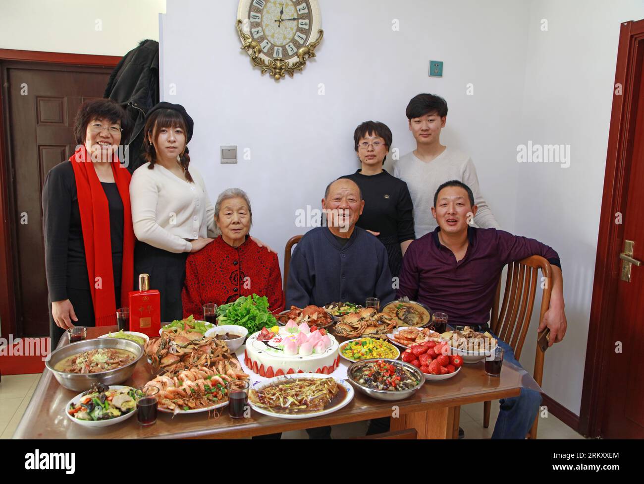 LUANNAN COUNTY, Provinz Hebei, China - 31. Januar 2020: Die glückliche Familie machte ein Foto vor einem großen Mittagessen an Silvester. Stockfoto